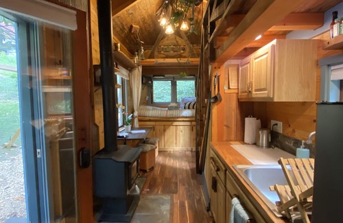 Weaverville Cabina | Uniquely crafted Tiny-cabin retreat with Hot Tub and Sauna