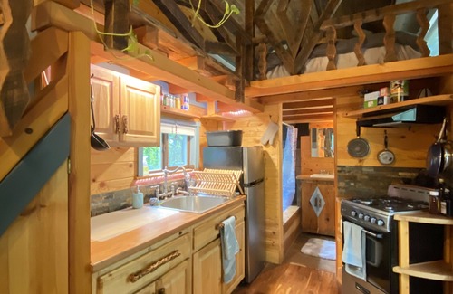 Weaverville Cabina | Uniquely crafted Tiny-cabin retreat with Hot Tub and Sauna