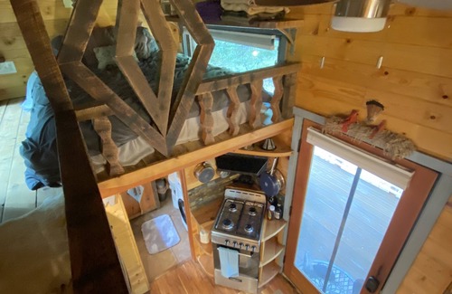 Weaverville Cabina | Uniquely crafted Tiny-cabin retreat with Hot Tub and Sauna