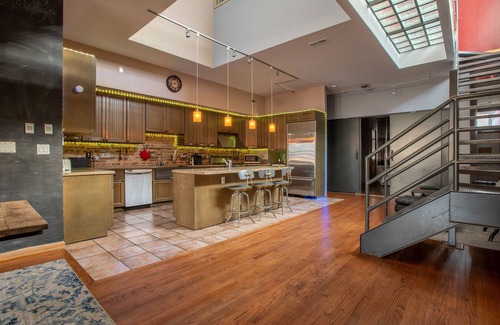 Wicker Park Condominio | Uniquely Spacious Two-Story Loft in Wicker Park