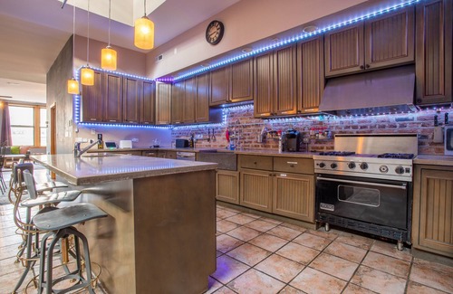 Wicker Park Condominio | Uniquely Spacious Two-Story Loft in Wicker Park