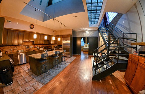 Wicker Park Condominio | Uniquely Spacious Two-Story Loft in Wicker Park