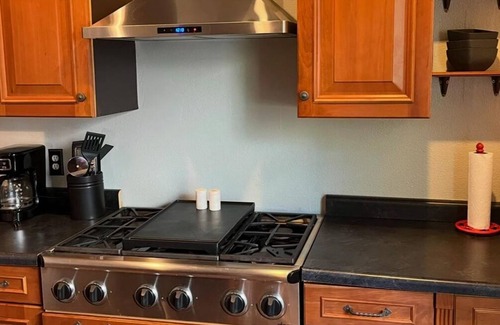 Tomah Apartamento | Unit 1 Deluxe 2 Bedroom w/Dry Bar and Hot Tub