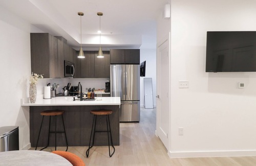 Shaw Condominio | Unit 1: Stylish Studio w/ King bed+ Sofa Bed