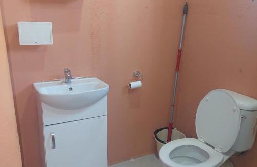 Mmabatho Apartamento | Unit 12 Bachelor Apartment self catering complete