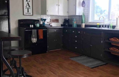 Tomah Apartamento | Unit 2 Cozy 2 Bedroom w/Hot Tub