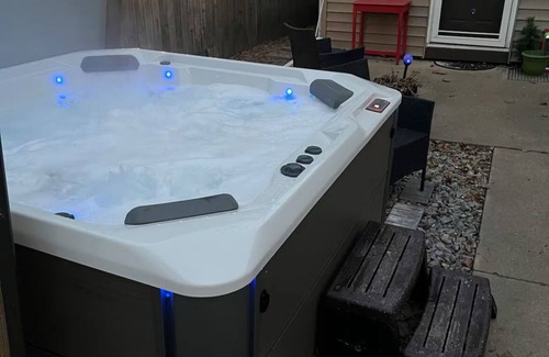Tomah Apartamento | Unit 2 Cozy 2 Bedroom w/Hot Tub