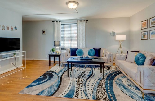 Midtown Apartamento | Unit 201 2 BR with Sleeper Futon