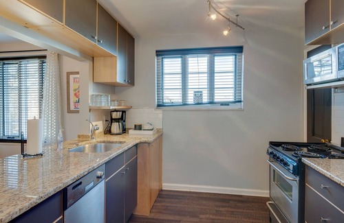 Midtown Apartamento | Unit 201 2 BR with Sleeper Futon