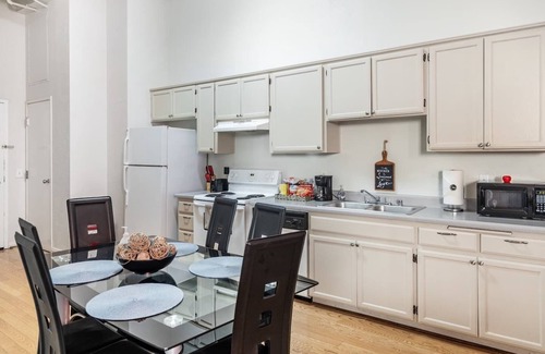 Gaslamp Quarter Hotel | This hotel is a 2 bedroom(s), 1 bathrooms, located in San Diego, CA.