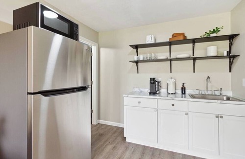 Long Lake Cabina | Unit 6 Long Lake Lodge - Lakefront - 1 bedroom - Beach+Kayaks