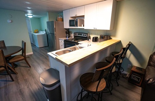 Newtown Casa | Unit B: 20 Sec Ride to Trails, Sleeps 10. King