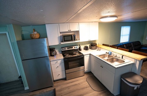 Newtown Casa | Unit B: 20 Sec Ride to Trails, Sleeps 10. King