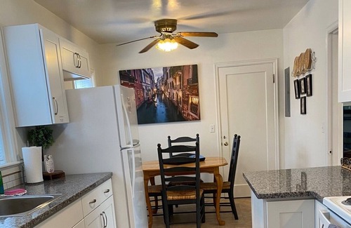 West Salem Apartamento | Unit B at the Manor House, month to month