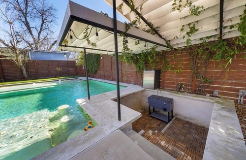 MLK Casa | Unit B Cute 2 bed 2 bath private home with shared pool
