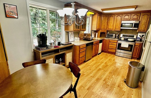 Federal Way Casa | Unit surrounded by trees Washer and Dryer + Pet friendly!