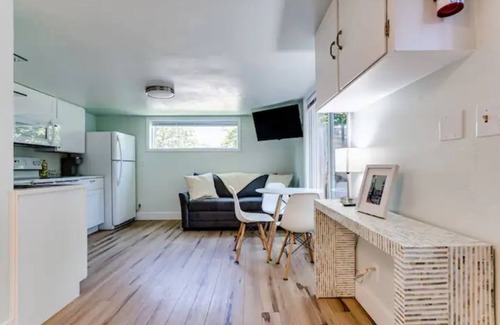 Eugene Cabaña | University Cottage, 2 blocks from U of O.