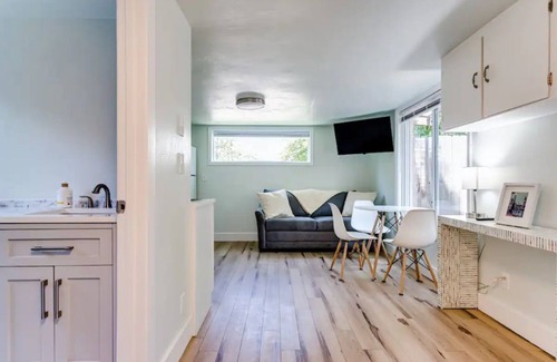 Eugene Cabaña | University Cottage, 2 blocks from U of O.