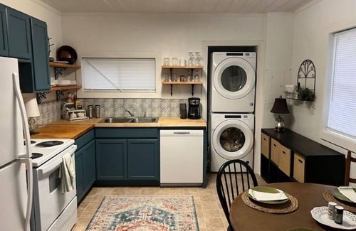 Henderson Casa | University Cottage