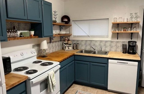 Henderson Casa | University Cottage