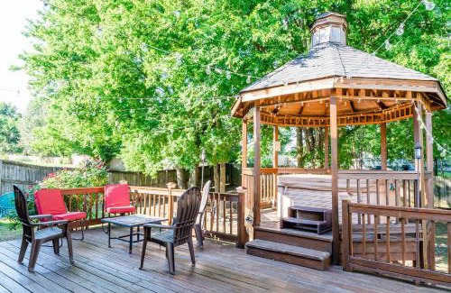 Charlotte Casa | University Escape with hot tub and fire pit