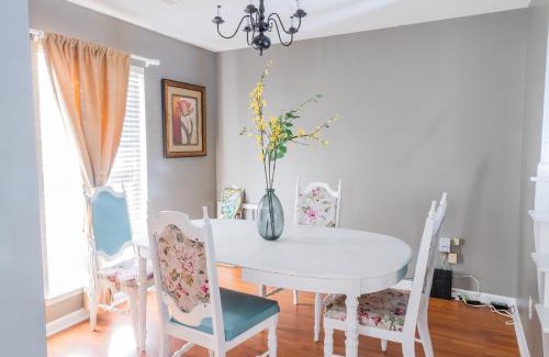 Charlotte Casa | University Escape with hot tub and fire pit
