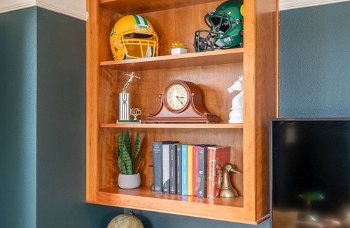 Southeast Eugene Casa | 🦆 University St. treehouse nestled in the hills pays homage to academia.