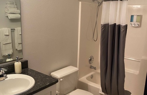 Davenport Apartamento | Unobstructed Views Of Lake Roosevelt in Newly Renovated Hotel/Restaurant