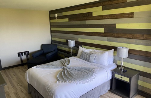 Davenport Apartamento | Unobstructed Views Of Lake Roosevelt in Newly Renovated Hotel/Restaurant
