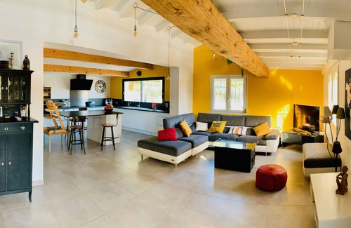 Caremeau Casa | Unoverlooked villa swimming pool summer kitchen gym
