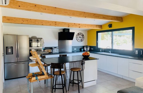 Caremeau Casa | Unoverlooked villa swimming pool summer kitchen gym