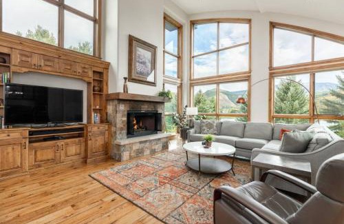 Avon Casa | Unparalleled Lakeside Villa with Pool, Hot Tub, AC