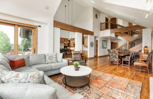 Avon Casa | Unparalleled Lakeside Villa with Pool, Hot Tub, AC