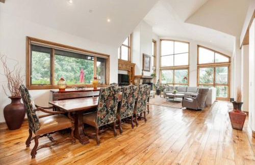 Avon Casa | Unparalleled Lakeside Villa with Pool, Hot Tub, AC