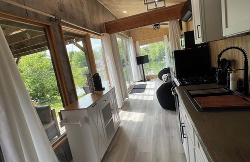 Odessa Cabina | Unplug and unwind in this charming loft cabin nestled on the water’s edge.