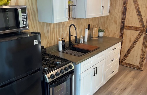 Odessa Cabina | Unplug and unwind in this charming loft cabin nestled on the water’s edge.