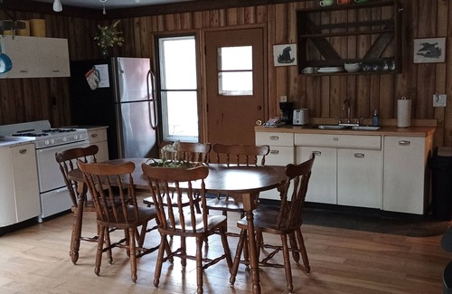 Gleason Cabina | Unplug from it all at a lovely 2-bedroom cabin nestled in the woods!