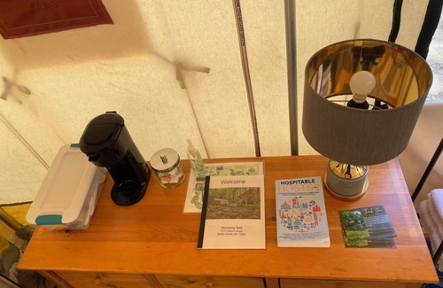 Middle Grove Alquiler De RV | Unplug in comfort—glamping tent with real beds, electricity, fire ring, bathhouse, and nearby pond.