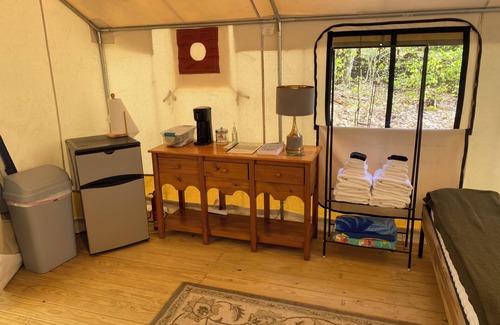 Middle Grove Alquiler De RV | Unplug in comfort—glamping tent with real beds, electricity, fire ring, bathhouse, and nearby pond.