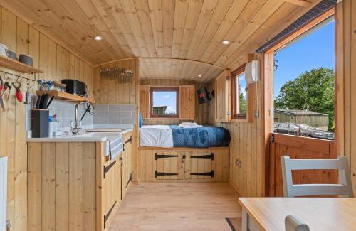 Yarpole Casa | Unplug & Reconnect, Romantic Retreat with Hot Tub