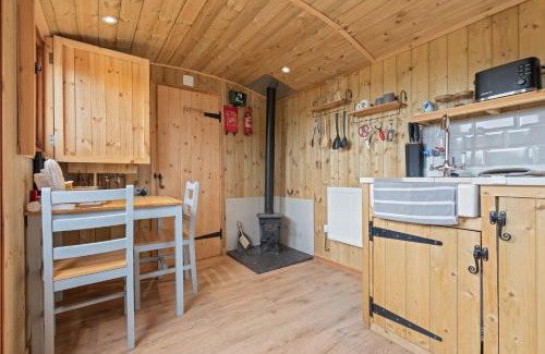 Yarpole Casa | Unplug & Reconnect, Romantic Retreat with Hot Tub