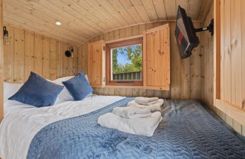 Yarpole Casa | Unplug & Reconnect, Romantic Retreat with Hot Tub