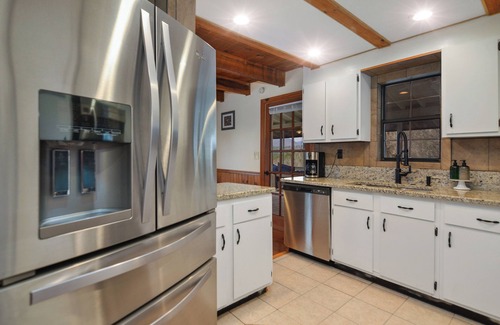 Ellijay Cabina | Unplug & Unwind w/ Mountain Views! Pet Friendly, Close to Orchards, Firepit!