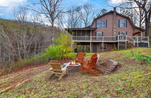 Ellijay Cabina | Unplug & Unwind w/ Mountain Views! Pet Friendly, Close to Orchards, Firepit!