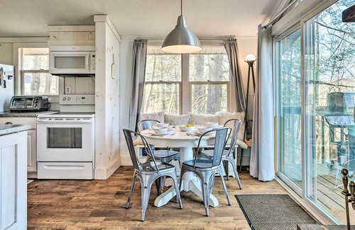 Queen Cabina | Unplugged Mountain Retreat with Porch Swings!