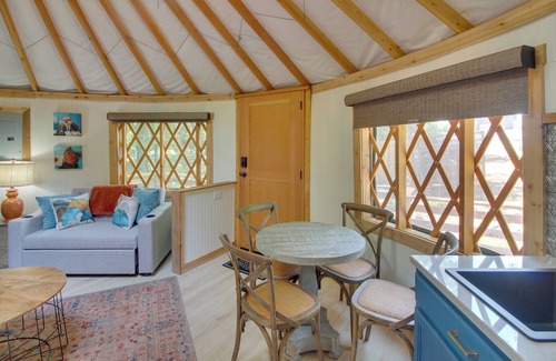 Sparta Apartamento | Unplugged Retreat! Unique Yurt w/Deck in Smokies