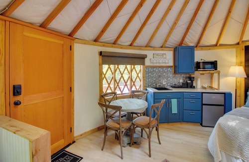 Sparta Apartamento | Unplugged Retreat! Unique Yurt w/Deck in Smokies