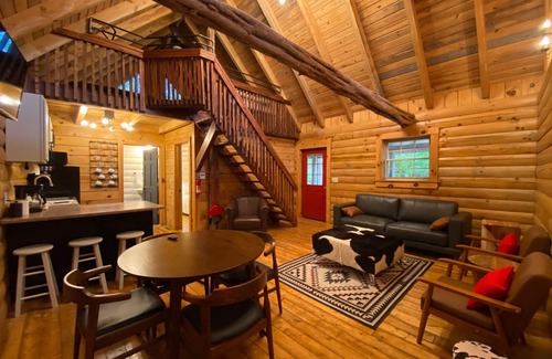 Lindside Casa | Unplugged Retreat-Yellowstone Cabin at Rock Springs