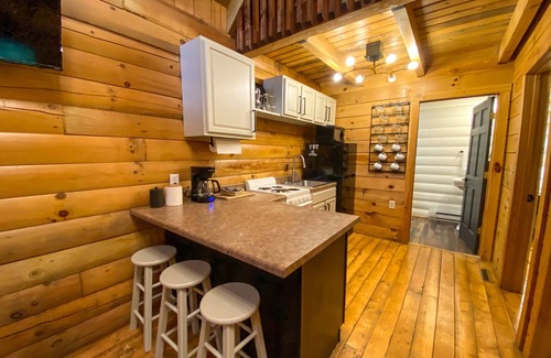 Lindside Casa | Unplugged Retreat-Yellowstone Cabin at Rock Springs