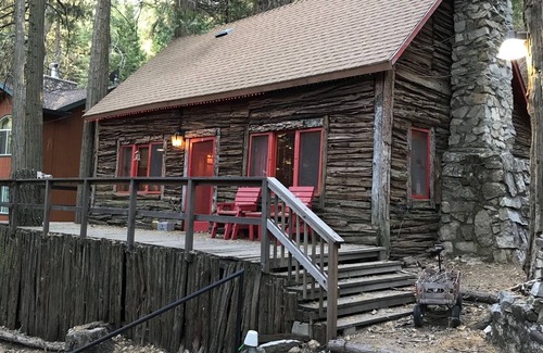 Alta Sierra Cabina | Unplugged Rustic Cabin in the Woods